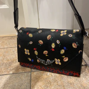 Zadig väska  - Limited edition väska från Zadig & Voltaire, inköpt på Zalando förra året för ca 3000. Säljes med starbud på 1500:-. Knappt använd så i jätte fint skick. (Säljer kläderna på min sida billigt i samband med flytt). Eventuell frakt står köparen för. 