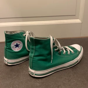 gröna converse 39 - gröna höga converse i bra skick                                                           köpte de från depop för 765kr och har bara använt de 1-2 gånger. öljetterna på insidan av båda skorna är lite knöggliga men inget som märks. köpare står för frakt! 