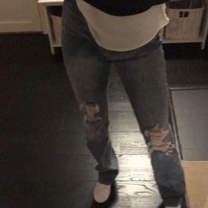 Jeans  - Snygga sköna byxor ifrån hm, rätt så högmidjade. Jätte köns och väldigt fräscha 