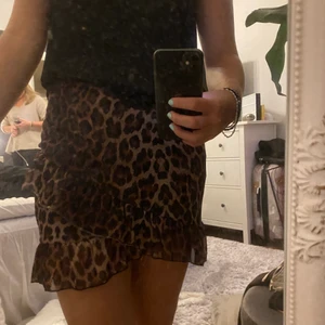 Mönstrad volangkjol  - En leopard mönstrad kjol med volang. Använd men bra skick.