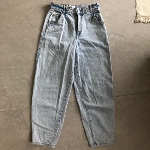 Stentvättade mom jeans 36 - Mom jeans med hög midja från h&m. Ganska lös passform. Storlek 36. Mycket gott skick! 