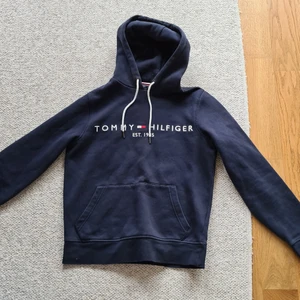 Tommy Hilfiger Hoodie Herr strl xs - Tommy Hilfiger Hoodie herr, strl xs, bara swish!!:)