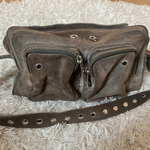 Nunoo väska - Säljer min mörkbruna Nunoo väska, då den ej kommer till användning längre. Den är i fortfarande i bra skick samt att långt axelband medföljer! Nypris 2000kr💗