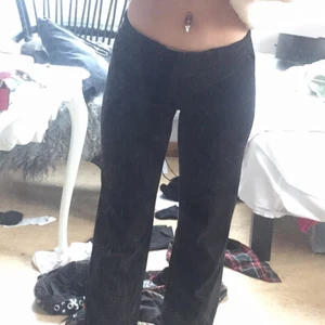 Gina tricot velour track suit mjukisar - Använda men i bra skick. På bilden har jag de nervikta men de sitter fortf under naveln ifall de är uppvikta. Kom privat för fler bilder plick laggar så lyckas inte lägga till fler bilder just nu