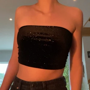 Glittrig bandeau-topp  - Superfin bandeu-topp i sammet med glitter i olika färger. Aldrig använd. Köparen står för frakten. 
