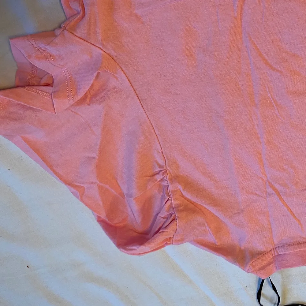 Säljer denna rosa färja från hm som är använd Max 1-2 gånger. Den är puffärmar som man ser mer på 2:a bilden!. T-shirts.