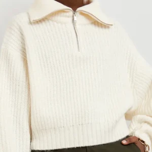 Stickad tröja - Jättefin trendig tröja! Aldrig tvättad utan endast använd en gång under en kort stund. Helt slutsåld på hemsidan! Strl L då jag ville ha den overzized ( har i vanliga fall strl S ) Skriv privat om ni undrar något! 