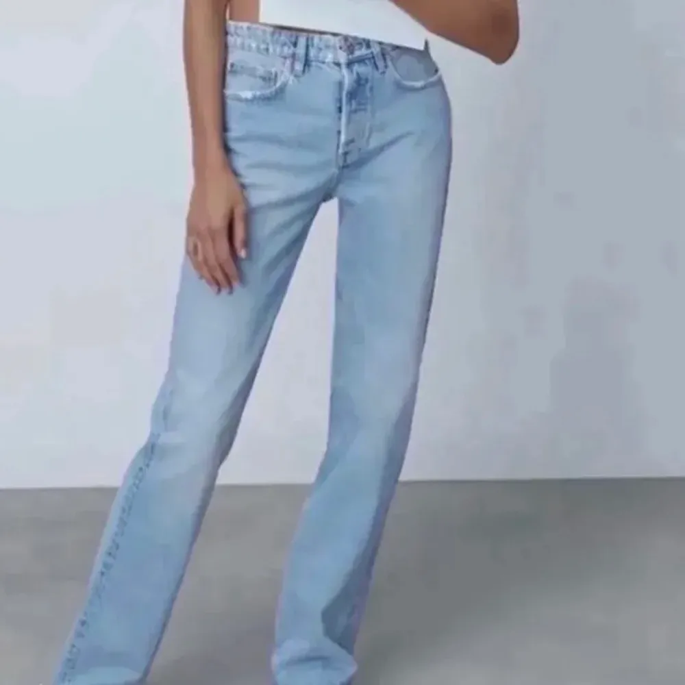 Zara jeans i storlek 38, säljer då jag har flera likadana 💛 . Jeans & Byxor.
