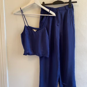 Blått set från H&M Trend - Byxor Storlek 34. Linne storlek 36.