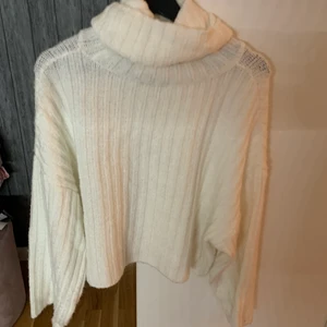 Vit stickad med polokrage - Jätte gosig stickad tröja