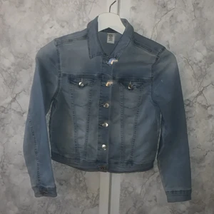 Jeans jacka - Jeans jacka i nyskick storlek 140💙