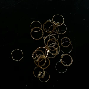 Guldiga ringar - Gulfärgade rinngar jag inte använder från bla. Hm och gina. Om du undrar något eller vill se ringarna på skriv till mig 