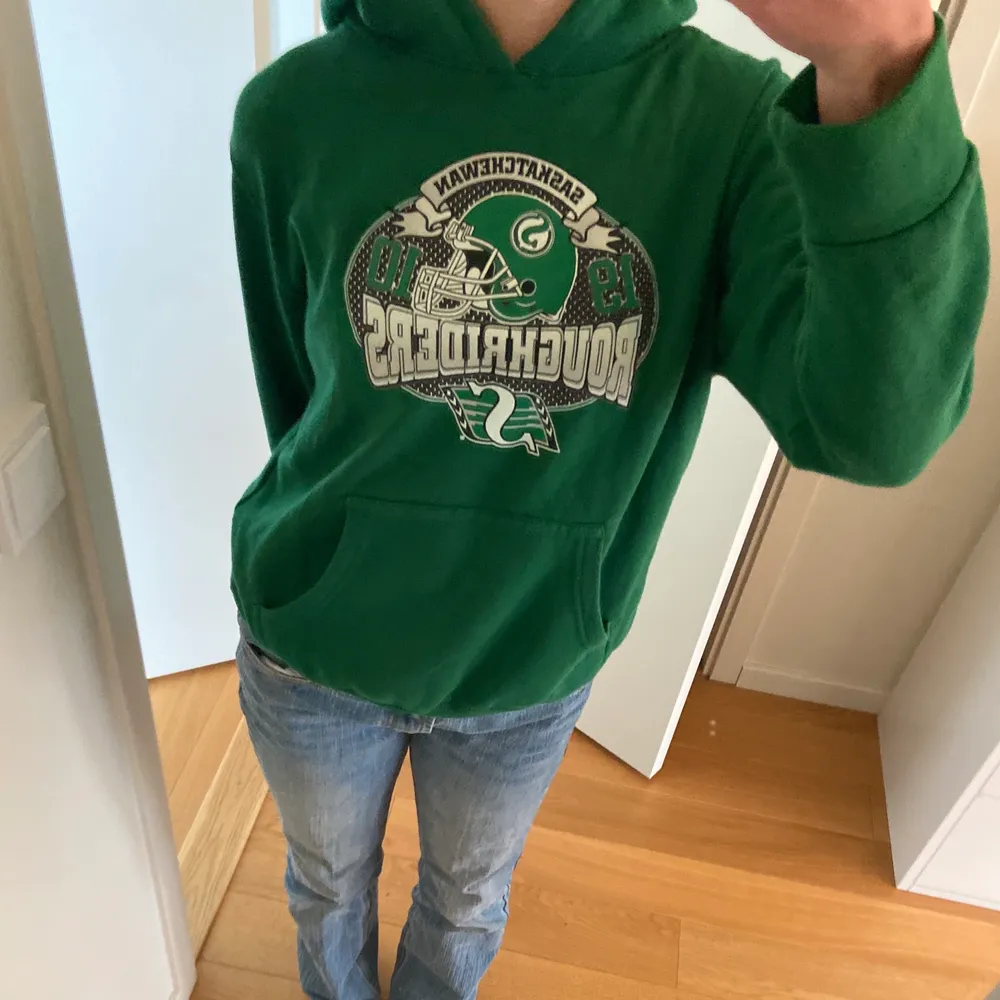 Säljer denna superfina hoodien köpt secondhand! 💕 Aldrig använd av mig och passar superbra på mig som vanligtvis har xs/s💕💕💕. Hoodies.