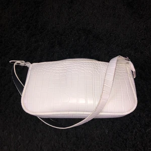 Axelväska - En jättefin axelväska i bra skick som är lite bredare och större en andra så man får plats med lite mer i den💕 Köparen står för frakten💕