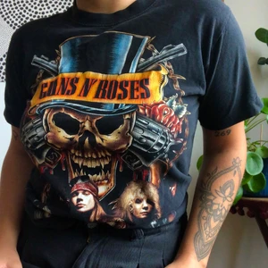 Guns n’ roses T-shirt  - Köpt på secondhand men i bra skick 😊 storlek small och skulle säga att den är true to size! Möts upp i Malmö, annars står köparen för frakt ✨