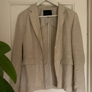 Massimo Dutti kavaj - Säljer den här unika Massimo Dutti kavajen i linne. Riktigt snygg och i bästa skick! 🥰