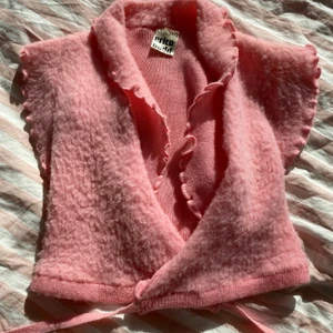 Söt topp! - Topp i mjukt tyg! Jag på bilden är M, men tröjan knyts där bak så den passar nog de flesta storlekar beroende på hur man vill att den ska sitta. Har ett litet hål vid nacken, men det täcks över av kragen (fråga för fler bilder när kragen täcker hålet).  möts på söder annars står köparen för frakt på 45kr ❤️