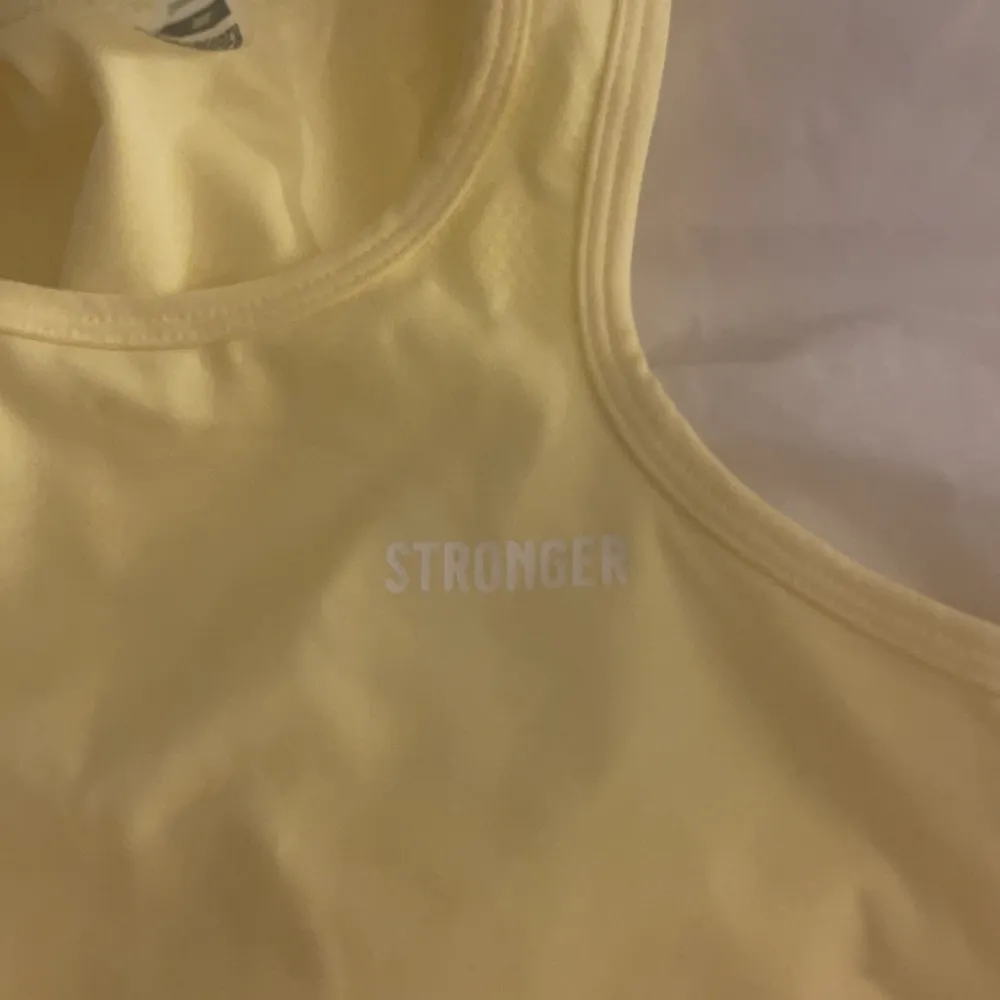 Jag säljer mitt fina gula träningsset från stronger pågrund av för litet. Setet är en top och cykelbyxa i strl S. Tror även den gula färgen var limited edition för jag hittar ej den gula färgen på hemsidan? Nypris: 900, säljer mitt för 300❤️använd fåtal gånger. Muu.