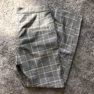 Rutiga kostymbyxor - Rutiga kostymbyxor från H&M i storlek 36. Superbekväma och stretchiga!! Använda fåtal gånger så de är i fint skick. 🤍