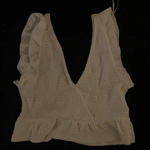 Blus/linne/topp  - Blus från pull and bear som man kan ha på finare tillställningar som tex. Bröllop. Bara användt 1 gång. Om du undrar något eller vill se plagget på skriv till mig