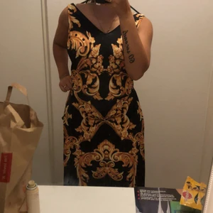 Långklänning  - Jätte fin långklänning i storlek XS men jag som S har en jätte fin passform! Den har väldigt stor stretch och jag är 157 cm lång, den här klänningen går enda ner till marken, använd en gång så i nyskick