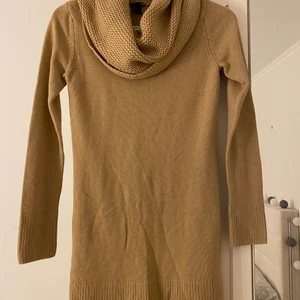Lång stickad tröja - Stickad H&M tröja, knälängd, är i bra skick, storlek S, färg brun.