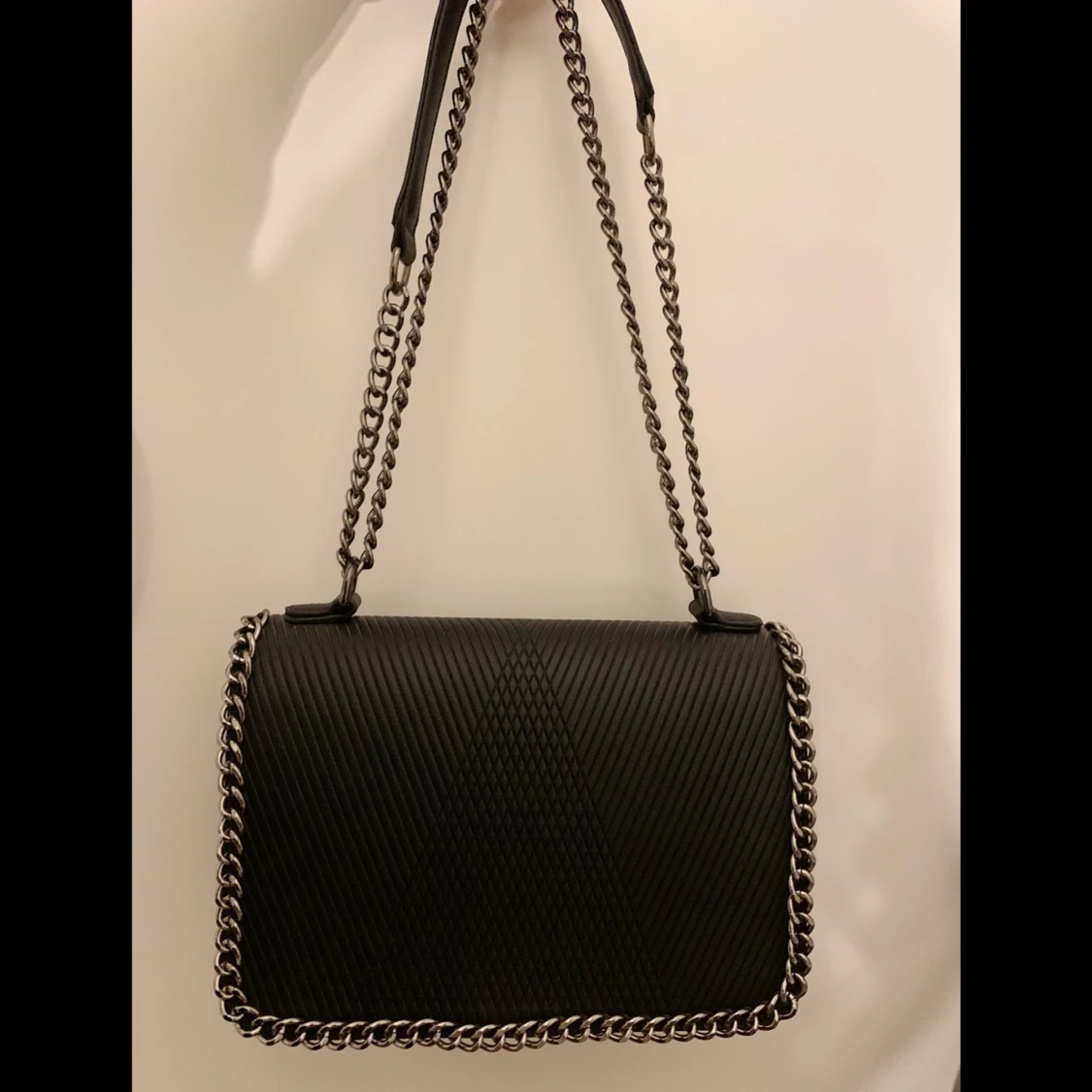 Svart skinnväska med kedja