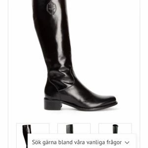 Skor  - Supertrendiga skor som är skitsnygga, äkta skin på både in och utsidan, märket är novita. Går att stylea skitsnyggt. Köpte för 2400 och de är så sjukt sköna att gå i.