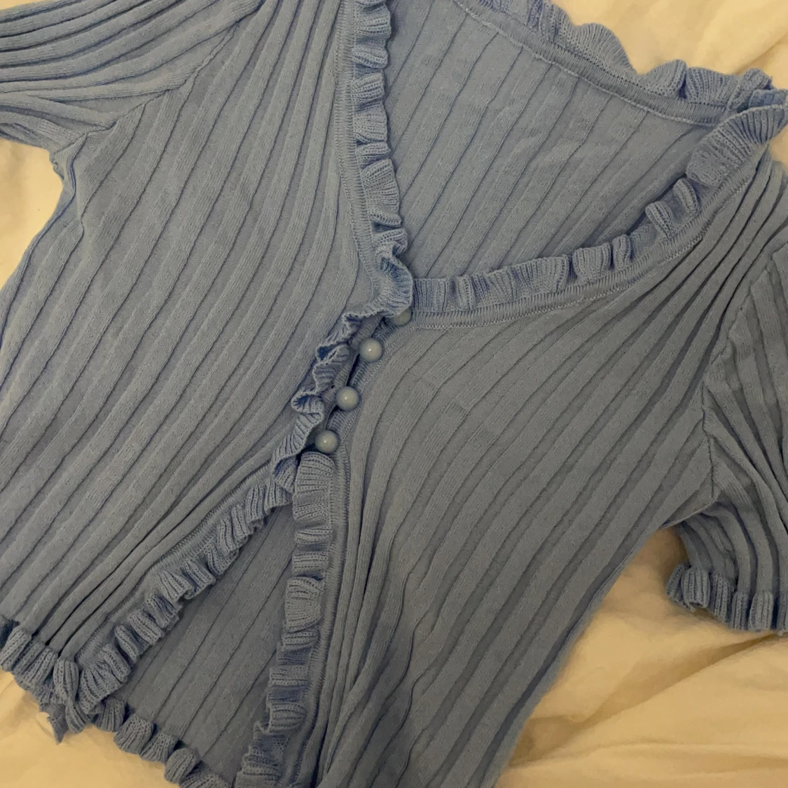 Ljusblå topp med knäppning  - 91