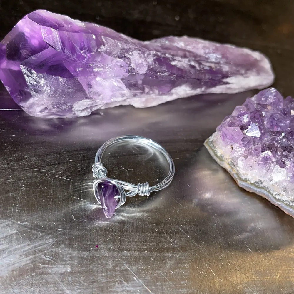 Jätte gullig kristall ring just nu finns det bara ametist men det ska komma in flera kristaller den kostar 27kr plus frakten på 15kr. Accessoarer.