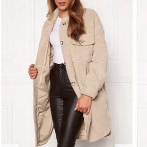 Teddy Jacka - Teddy jacka i storlek S. Aldrig använd, prislapp kvar! Nypris 579:-