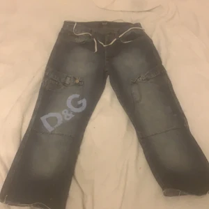 Baggy dolce & Gabbana jeans - Helt ok skick. Jag är ca 160 o dom sitter ganska bra på mig vid benen 