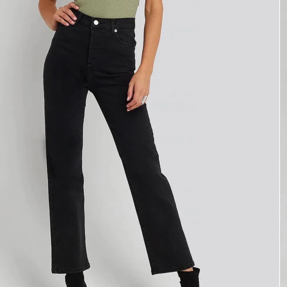 svarta raka jeans från na-kd, köpta för 500 kr. har klippt av cirka en cm längst ner, innerbenslängden är 82 cm och jag är 172 cm lång :) . Jeans & Byxor.