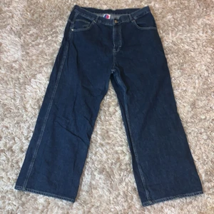 Skate Jeans - Säljer dessa District skate jeans, använda typ 3-4 gånger så väldigt bra skick. 