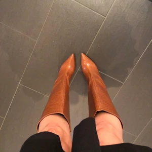 Trendiga bruna fejkläder stövlar - Säljer dessa oanvända fantastiska snakeskin stövlarna pga för liten storlek och kan inte lämna tillbaka dom längre :/ har skokartongen kvar i fint skick och dom är endast prövade🥰 de är små i storleken pga spetsig tå. Kan mötas i Stockholm eller frakta! PRISET BÖRJAR PÅ 200kr, BUDA!!!