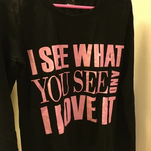 Tröja med tryck - Tröja med tryck. Storlek XS. Använd en gång tror jag.