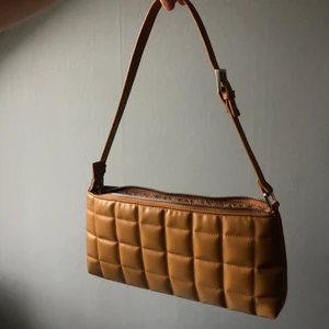 Baguette bag - Söt baguette bag från monki aldrig använd! Frakt tillkommer 
