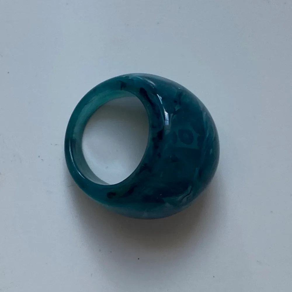 Säljer denna ringen från Lizmoeu då den var lite för stor för mig. Skitnajs färg och den är helt oanvänd 😃. Accessoarer.