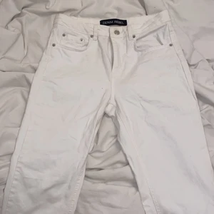 Vita jeans torlek Xs/S - Skriv till mig om ni vill veta måtten på dessa fina byxor! Dessa vita byxor har jag inte haft länge alls dem är jätte fina och inte någon fläck på över huvudtaget! Jag säljer dessa byxor för att jag inte tycker jag själv passar så jätte bra med ljusa byxor. Dessa byxor har storleken s men funkar även på en xs. Köparen står för frakt  
