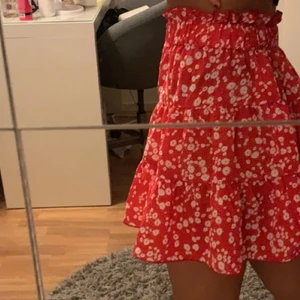 Kjol - En jätte söt kjol. Älskar hur den sitter men tyvärr är färgen lite för mycket för min smak❤️  Storlek xs. Från shein och aldrig blivit använd. Säljer den för 50 kr plus frakt!😍
