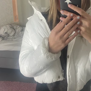 Vit jacka - Säljer denna vita vinterjacka! Prislappen är kvar så den är aldirg använd❤️sitter mer som en 34, liten fläck på luvan men syns knappt 