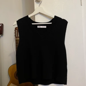 Stickad väst - Stickad väst från zara. Använd 1 gång. Storlek M men mindre i storleken💕