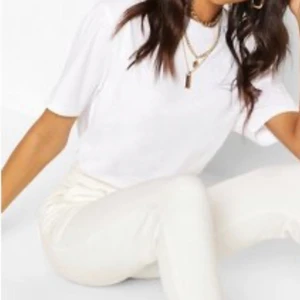 T-SHIRT  - en vit T-shirt . Aldrig använd bara testad , prislapp finns kvar frakten är inräknad 