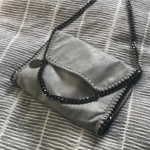 Stella liknande väska - Funderar på att sälja min fina Stella liknande väska, är knappt använd och därmed bra skick! 😋Köpt för ca 500 och säljer till ett bra pris, om det är många intresserade så får man buda i kommentarerna!!🤍⚡️ kan också byta mot en svart!