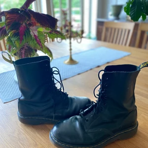 Dr Martens - Höga docs i ganska bra begagnat skick! Osäker på storlek men 42 eller 43. Dem passar mig som har 42 i ett par låga dr martens perfekt.