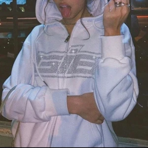 Rhinestone zip hoodie  - En jättefina rhinestone zip hoodie som aldrig är använd!! Storlek M-XL beroende på hur oversized man vill ha den. 250 kr men om fler är intresserade blir det budgivning i kommentarerna <3 