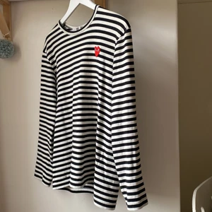 comme des garcons tröja - Säljer nu en tröja som aldrig kommer till användning från märker comme des garcons och modell striped heart embellished top/sleve. I väldigt bra skick, är storlek M men passar mig som är storlek s perfekt. Se sista bilden för passform, jag är ungefär 168 lång och passar mig perfekt 