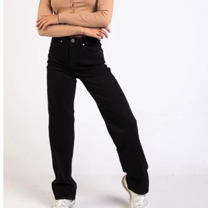 VIDA JEANS - HIGH WAIST 38  - Säljer mina fina jeans från Madlady i storlek 38, inte använt många gånger, skönt material och fin passform 💘⭐️🦋⚡️