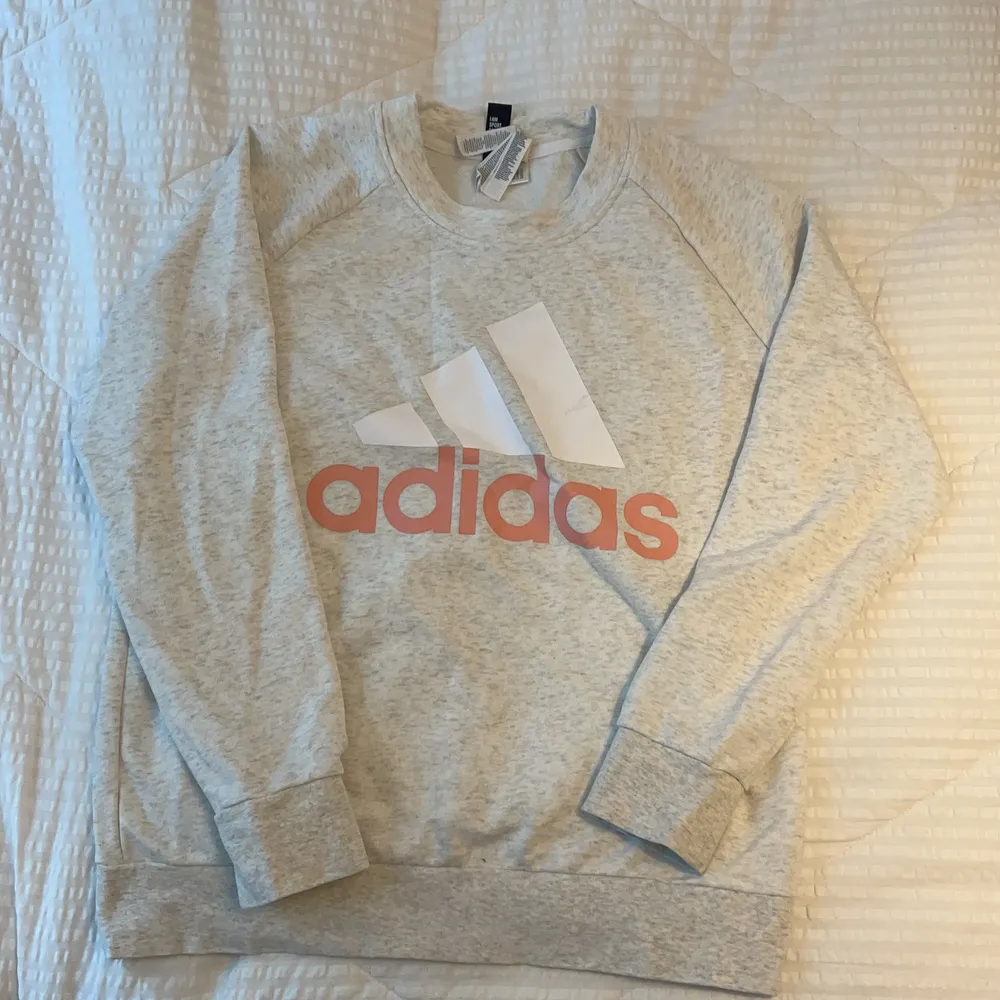 Grå melange färgad tröja från Adidas! Tryck i vitt/aprikos! Nyskick!. Hoodies.