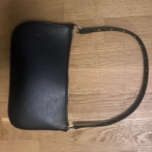 Svart axelväska - Fin axelväska, köparen betalar för shipping. Skriv om du är intresserad! 